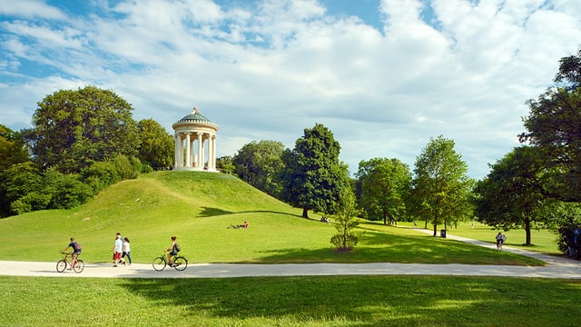 Ein grüner Park mit Fahrradfahrerinnen. Ein grüner Park mit Fahrradfahrerinnen.