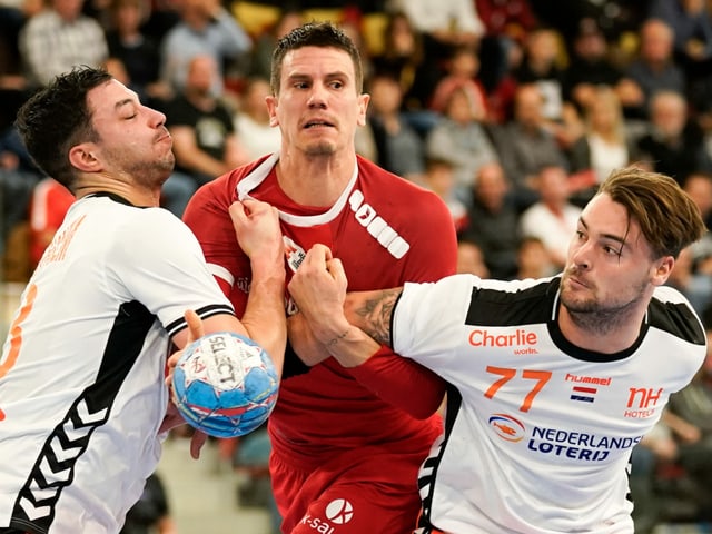 Andy Schmid gegen zwei Gegenspieler. Andy Schmid gegen zwei Gegenspieler.
