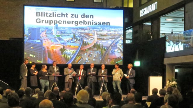 Leindwand, Menschen an Stehtischen, Zuhörende Leindwand, Menschen an Stehtischen, Zuhörende