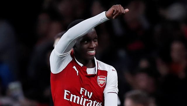 Edward Nketiah jubelt auf dem Feld mit ausgestrecktem rechten Arm. Edward Nketiah jubelt auf dem Feld mit ausgestrecktem rechten Arm.