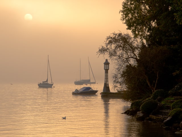 Nebel über dem Zürichsee. Durch den Nebel hindurch lässt sich die Sonnenscheibe ausmachen. Nebel über dem Zürichsee. Durch den Nebel hindurch lässt sich die Sonnenscheibe ausmachen.