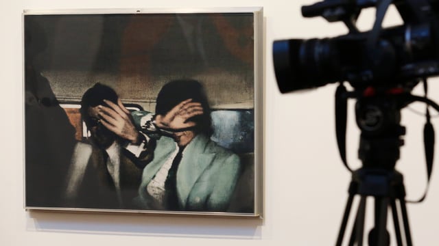 In der Londoner «Tate»-Galerie ist ein Foto von Mick Jagger zu sehen, in dem er schützend seine Hand vors Gesicht hält. In der Londoner «Tate»-Galerie ist ein Foto von Mick Jagger zu sehen, in dem er schützend seine Hand vors Gesicht hält.