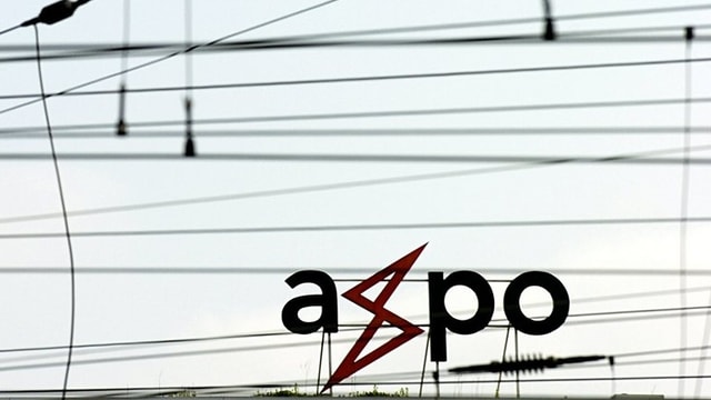 Axpo Schild mit Stromleitungen im Vordergrund