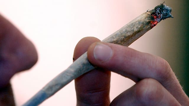 Zwei Finger halten eine Hasch-Zigarette. Zwei Finger halten eine Hasch-Zigarette.