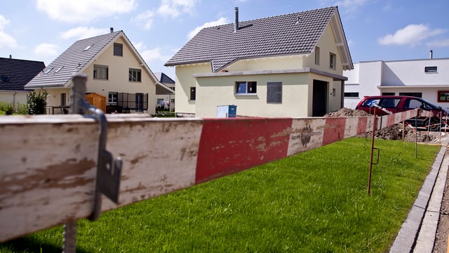 Neu gebaute Einfamilienhäuser mit Bau-Abschrankung Neu gebaute Einfamilienhäuser mit Bau-Abschrankung