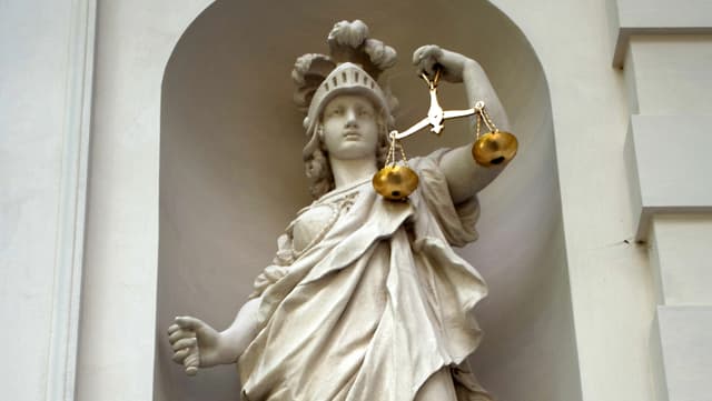 Statue einer Justizia Statue einer Justizia