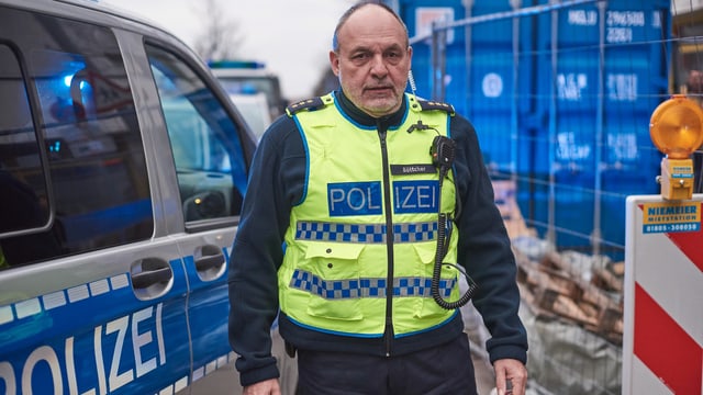 Mann in Polizeiuniform. Mann in Polizeiuniform.