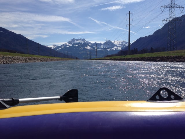 Blick vom Gummiboot auf die Linth, im Hintergrund der Mürtschenstock.
