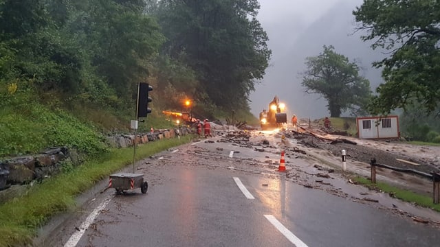 geröll liegt auf der strasse geröll liegt auf der strasse