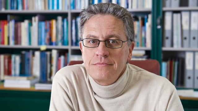 Thomas Stocker vor einem Bücherregal Thomas Stocker vor einem Bücherregal