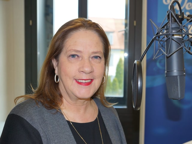 Frau Mitte 50 im SRF Studio. Frau Mitte 50 im SRF Studio.