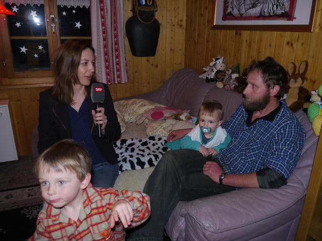 Moderatorin mit Familie im Interview