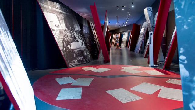 Dokumente, Filme, Hörstationen platziert in Ausstellunsgängen Dokumente, Filme, Hörstationen platziert in Ausstellunsgängen
