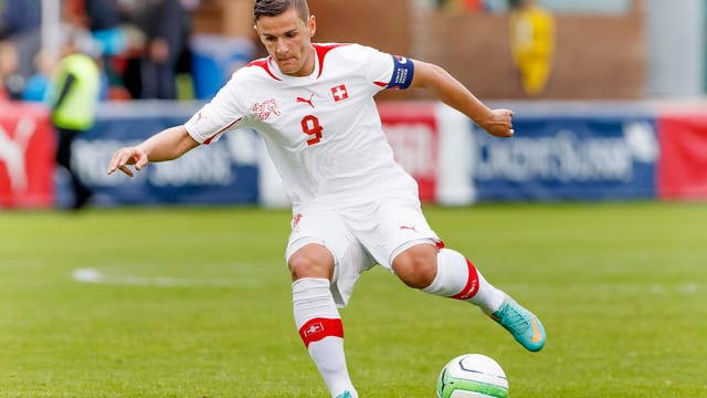 Shani Tarashaj bei einem Dribbling. Shani Tarashaj bei einem Dribbling.