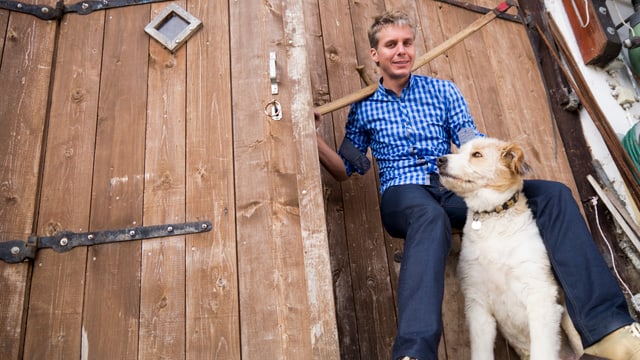 Reto Scherrer mit einem Hund. Reto Scherrer mit einem Hund.