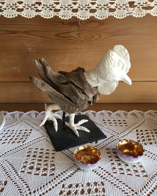 Ein Hahn aus Modelliermasse und Schwemmholz.