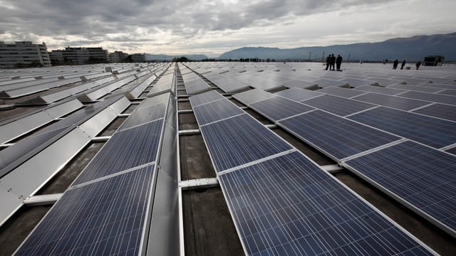 Solaranlage auf dem Dach des Palexpo in Genf Solaranlage auf dem Dach des Palexpo in Genf