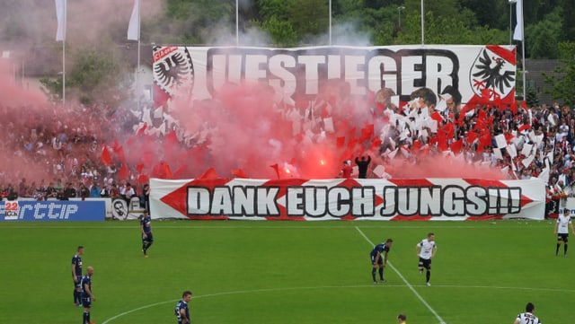Blick auf die Tribüne im Aarauer Brügglifeld: Die Zuschauerreihen sind kaum zu erkennen, aufgrund des dichten Blick auf die Tribüne im Aarauer Brügglifeld: Die Zuschauerreihen sind kaum zu erkennen, aufgrund des dichten