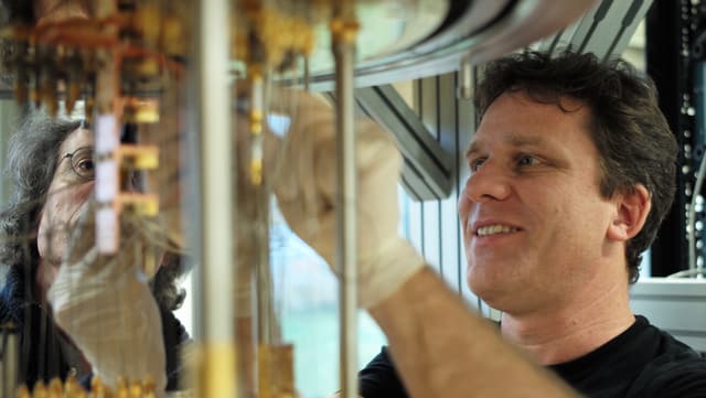 Andreas Fuhrer untersucht die Kühleinheit, mit der die Qubits des IBM-Quantencomputers auf Temperaturen gekühlt werden, die kälter sind als die tiefsten Teile des Weltraums. Andreas Fuhrer untersucht die Kühleinheit, mit der die Qubits des IBM-Quantencomputers auf Temperaturen gekühlt werden, die kälter sind als die tiefsten Teile des Weltraums.