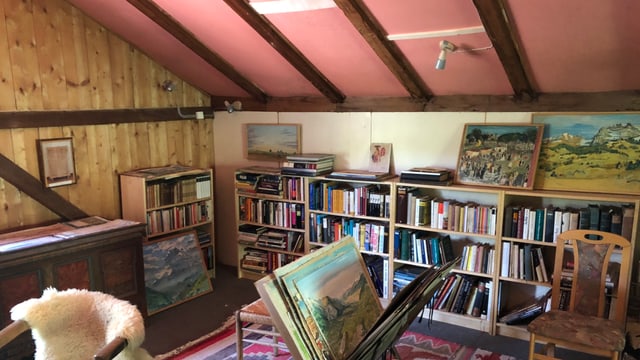 Stube mit Bücherwand, Stühlen und Bildern Stube mit Bücherwand, Stühlen und Bildern