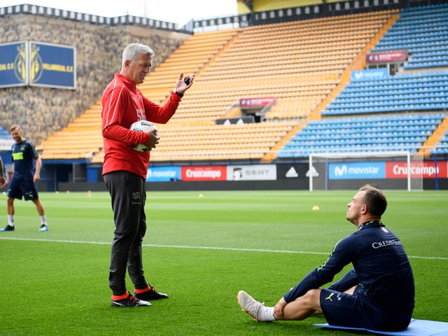 Coach Petkovic spricht zum auf dem Boden sitzenden Shaqiri Coach Petkovic spricht zum auf dem Boden sitzenden Shaqiri