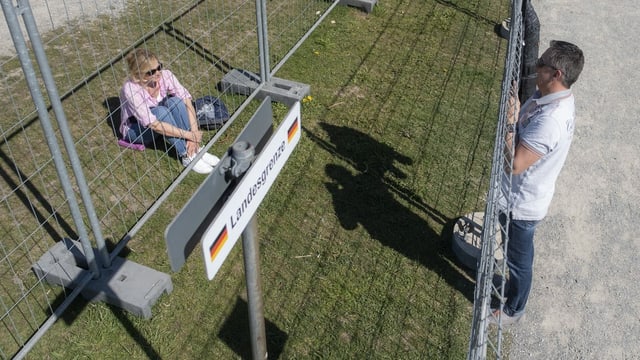 Mann und Frau an der Grenze Mann und Frau an der Grenze