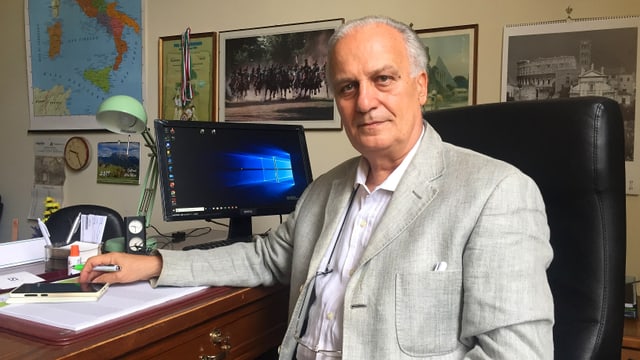 Mario Rusconi, der Schulleiter einer anderen Römer Schule und der Vorsitzende der regionalen Schulpräsidentenkonferenz, an seinem Schreibtisch. Mario Rusconi, der Schulleiter einer anderen Römer Schule und der Vorsitzende der regionalen Schulpräsidentenkonferenz, an seinem Schreibtisch.