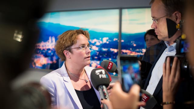 Dioe Politikerin im Interview mit einer Journalisten. Dioe Politikerin im Interview mit einer Journalisten.