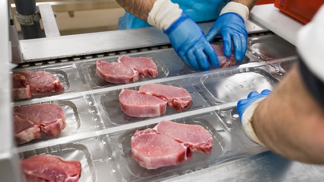 Abpacken Fleisch in der Fabrik von Bell Abpacken Fleisch in der Fabrik von Bell