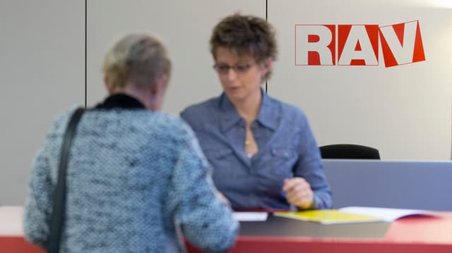 Frau am Schalter eines regionalen Arbeitsvermittlungszentrums Frau am Schalter eines regionalen Arbeitsvermittlungszentrums