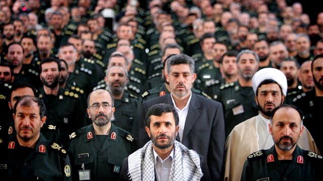 Ahmadinedschad mit Kommandanten der Basji Miliz, 2007 in Teheran. Ahmadinedschad mit Kommandanten der Basji Miliz, 2007 in Teheran.