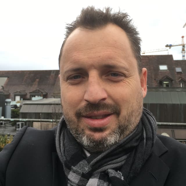 Ein Mann lächelt in die Kamera. Ein Mann lächelt in die Kamera.