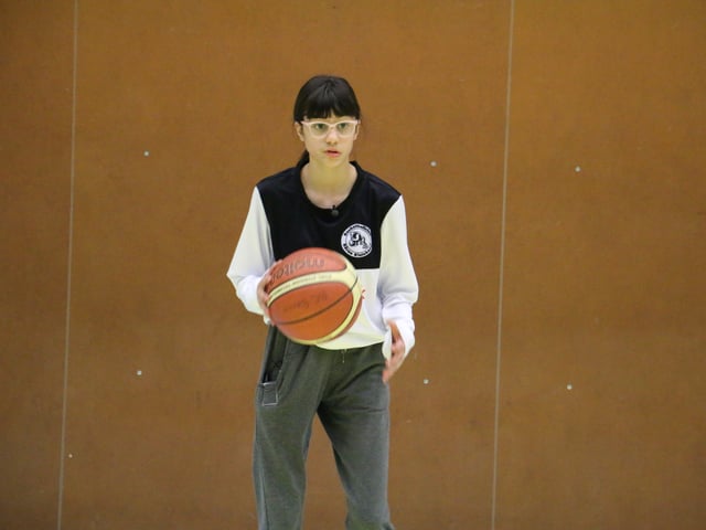 Hannah spielt Basketball Hannah spielt Basketball
