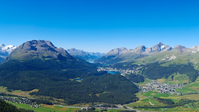 Panorama des Oberengadins mit Blick auf den St.Moritzersee. Panorama des Oberengadins mit Blick auf den St.Moritzersee.