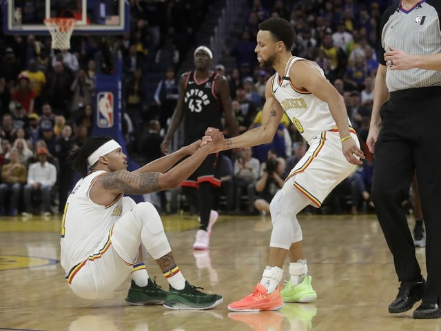 Die Warriors Damion Lee und Stephen Curry. Die Warriors Damion Lee und Stephen Curry.