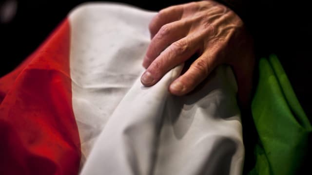 Hand greift nach Flagge Hand greift nach Flagge