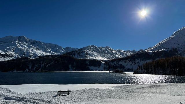 Blick über den Silsersee unter einem wolkenlosen Engadiner Himmel. Blick über den Silsersee unter einem wolkenlosen Engadiner Himmel.