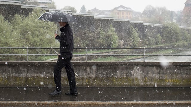 Ein Bürger mit dem als Stimmrechtsausweis geltenden Seitengewehr begibt sich zur Landsgemeinde. In der Hand einen Schirm, denn es schneit in Appenzell (AI). (keystone) Ein Bürger mit dem als Stimmrechtsausweis geltenden Seitengewehr begibt sich zur Landsgemeinde. In der Hand einen Schirm, denn es schneit in Appenzell (AI). (keystone)