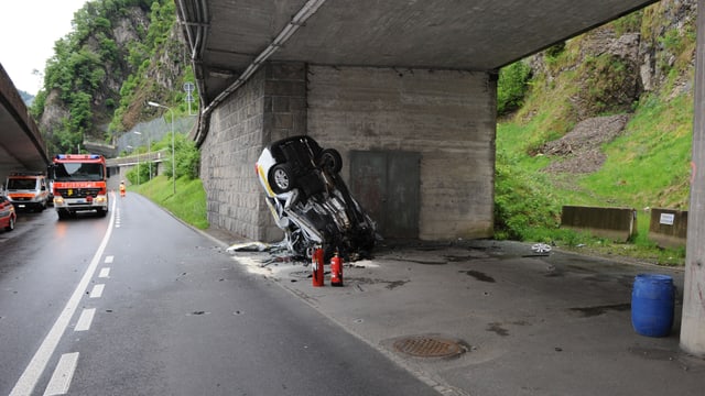 Der 24-jährige Lenker prallte frontal auf der Seestrasse in Hergiswil (NW) gegen eine Mauer. Der 24-jährige Lenker prallte frontal auf der Seestrasse in Hergiswil (NW) gegen eine Mauer.