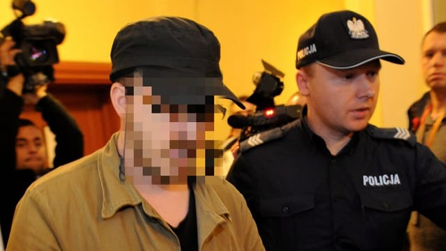 Foto des mutmasslichen Täters, er ist gepixelt, daneben ein Polizist. Foto des mutmasslichen Täters, er ist gepixelt, daneben ein Polizist.