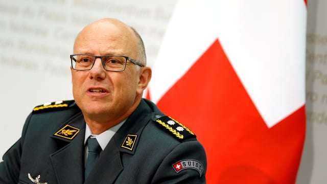 Der zukünftige Armeechef Philippe Rebord neben einer Schweizerfahne. Der zukünftige Armeechef Philippe Rebord neben einer Schweizerfahne.