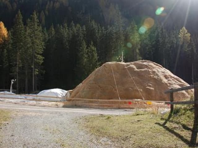 Ein zugedeckter Schneehügel. Ein zugedeckter Schneehügel.