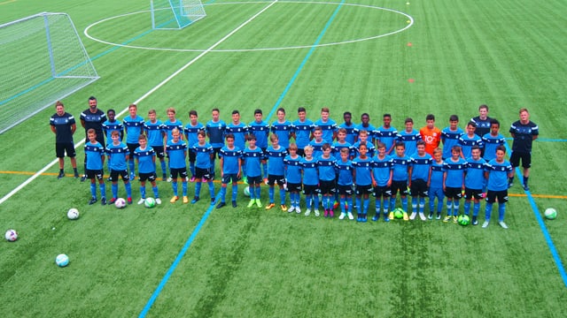 Ein Mannschaftsfoto mit 40 Juniorenfussballern und vier Trainern. Alle aufgereiht in zwei Linien hintereinander. Ein Mannschaftsfoto mit 40 Juniorenfussballern und vier Trainern. Alle aufgereiht in zwei Linien hintereinander.