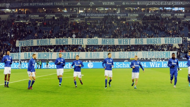 Fan-Transparent gegen Goretzka, der sich davor warmläuft Fan-Transparent gegen Goretzka, der sich davor warmläuft