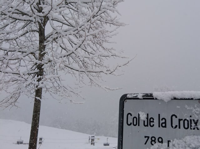 Schneelandschaft am Jura mit Ortschild. Schneelandschaft am Jura mit Ortschild.