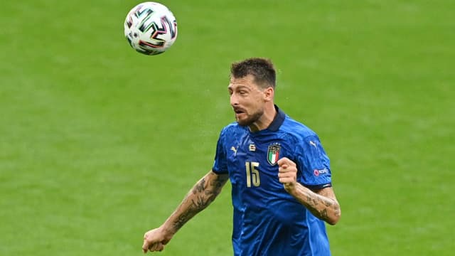 Francesco Acerbi führt einen Kopfball aus Francesco Acerbi führt einen Kopfball aus