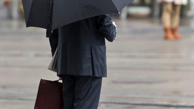 Banker in Zürich mit Schirm. Banker in Zürich mit Schirm.