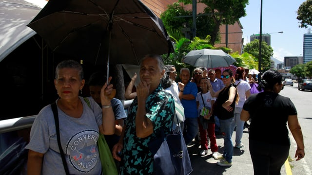 Venezolaner stehen Schlange Venezolaner stehen Schlange