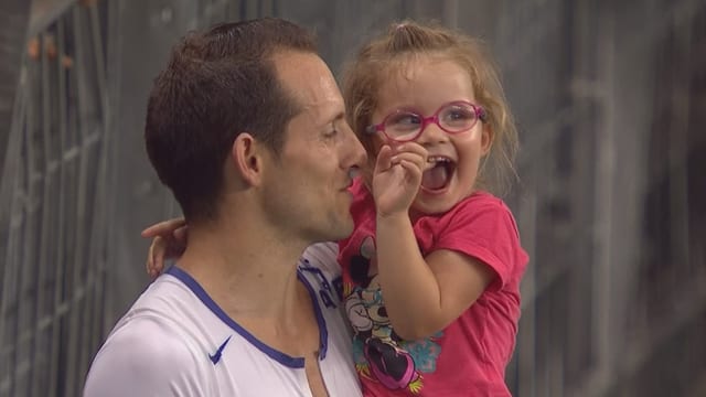 Renaud Lavillenie mit seiner Tochter. Renaud Lavillenie mit seiner Tochter.