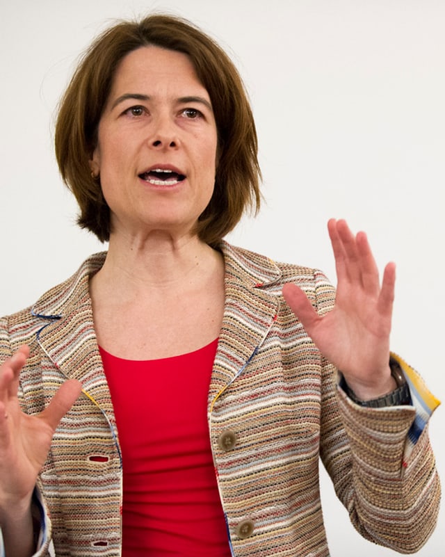 Petra Gössi pleda per mesiras pli rigurusas areguard ils fatgs d'asil en Svizra. Petra Gössi pleda per mesiras pli rigurusas areguard ils fatgs d'asil en Svizra.